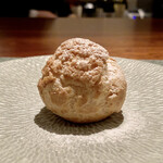 蒼 - できたてのシュークリーム
      シュー生地を我々の食事のタイミングに合わせて焼き上げ、濃厚なクリームは目の前でコネコネと練り上げシュー生地へ注入、サクサクっとして凄く美味しいのですよこれが♬