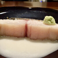 蒼 - 明石 多幸一より釣りの鰆 お米と中国甘酒のソース
                    皮目は燻し自立する位にパリッと、身質はお肉を食べている感覚、水分を保ちふっくらと。
                    中心付近は半生、甘酸っぱいソースは脂が乗った鰆に抜群に合います♪