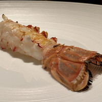 蒼 - さかな人 長谷川さんより長井の赤座海老 ビスクと共に
                    赤座海老はかなり状態が良いのではないでしょうか！
                    甘みと旨みがパンと口で弾ける感覚に襲われます。
                    炭火で焼いた身に水分が残りふっくらとしています。