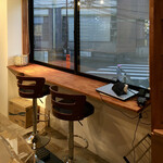 ワイン ステーション プラス - 内観・窓側カウンター