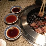 きらく亭 - 手前から、ニンニク醤油、おろしポン酢、わさび醤油