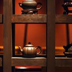 Shinsaibashi Zenen - 店内にさり気なく飾られた茶器からも、心ゆかしい趣が伝わってくる。
