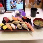プレミアム海王 - ランチセットは、寿司１３貫に、味噌汁とデザートがつきました。