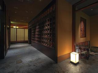 Shinsaibashi Zenen - 静謐な趣が漂う玄関周り。落ち着いた佇まいが、安らいだ食事のひとときを約束してくれる。