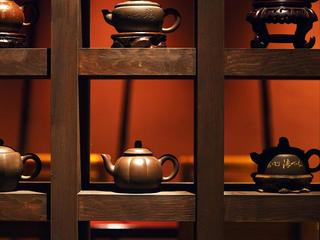 Shinsaibashi Zenen - 店内にさり気なく飾られた茶器からも、心ゆかしい趣が伝わってくる。
