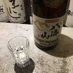 魚河岸酒場 FUKU浜金 - 日本酒飲み放題は1時間で1500円で、セルフカウンターで好みの酒を注いでくる。