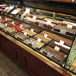 オーボンヴュータン - 店内。ショコラ売場。