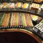 オーボンヴュータン - 店内。パート ド フリュイ売場。