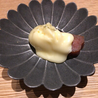 霜止出苗 - 最初から五十嵐シェフは魅せてくださって！厚く切った唐墨に水飴のような粘り気のレモンディルチーズをディップに♪両者の味わいと食感の相違を楽しませてくれますね(^O^)／
                      