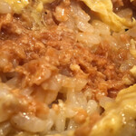 美味卵家 - 白いライスに鶏挽肉のケチャップ煮を載せてケチャップライス味を実現している