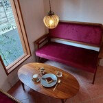amaretto - お洒落な窓際のソファー席