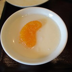 四川中華 ながを - プルプルとした食感。口の中でとろける杏仁豆腐。印象に残る一品。