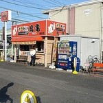 からあげ鳥亀 - お店外観　ベンチも有ります