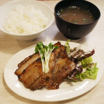 トンテキ食堂8 - 豚バラの味噌漬焼き(500円)と半ライス(100円)とお味噌汁(150円)