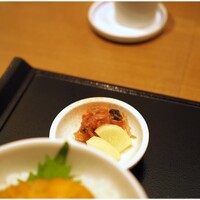 函館うに むらかみ 日本生命札幌ビル店 - 生うに丼 5720円　セットのお新香