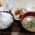 プラチナ食堂 - ご飯、粕汁、冷奴、柴漬け