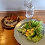 食堂カウ - ブロッコリーとカリフラワーのサラダ、大根もち、水