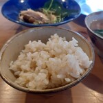 食堂カウ - ごはん(土鍋で炊いた玄米ご飯)
