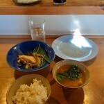 食堂カウ - 超忙しい日で一つ出ては頂き…という感じになり、定食揃った状態での写真は撮れませんでした。
