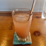 食堂カウ - 自家製ドリンク(いちじくのソーダ)。定食にお好きなドリンクをセットにできて1680円税込。