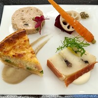 ベラ・ルーサ - 前菜盛合　牛蒡のソースのキッシュ　トリュフとポロ葱を挟んだジャガイモのテリーヌ　など