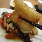 中国薬膳料理 星福 - 白身魚と山くらげの黒酢炒め（ハーフ）