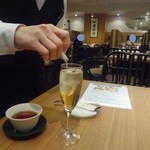 中国薬膳料理 星福 - 清心美容酒に真珠粉投入