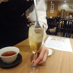 中国薬膳料理 星福 - 清心美容酒に投入した真珠粉を混ぜ合わせています