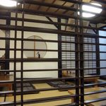 丹三郎 - 仕切りの建具越しに隣の座敷