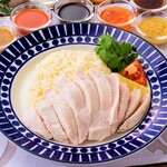 海南鶏飯本舗 - カオマンガイならやっぱりジャスミンライス！自慢の自家製鶏出汁で炊き上げた、ご家庭では味わえない”プロ仕様”の料理を是非とも味わって下さい。低温調理で柔らかくしっとりと仕上げたむね肉を使用しております。