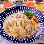 海南鶏飯本舗 - 低温調理で味付けをし、研究を重ねて生まれたジューシーでクセになる鶏もも肉。これを使ってカオマンガイ作ったら鉄板だよねって言ってたあの子が好きだったのは十五穀米。そんなドラマが生んだ感動の逸品です。