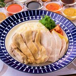 海南鶏飯本舗 - 糖質は取りたくない、サラダだけだと飽き飽きだ、そんなあなたに新提案です！カリフラワーライスってご存知ですか？カリフラワーをご飯に見立てた低カロリー低糖質の優れもの。当店はさらに旨味たっぷりの鶏出汁で味付けし、カオマンガイの世界に新提案をしました。美容と健康の新定番に！