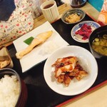 Tairyou - ランチ全景　鮭、鳥の黒酢あんかけ、煮物、小鉢、お新香、白米、味噌汁