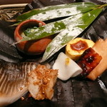 日本料理 幸庵 - 下に敷いた大きな朴葉は店主さまが飛騨高山でとってきたものだとか。。