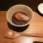 日本料理 幸庵 - 漉し餡のお汁粉に干し柿と揚げた粟麩をトッピング