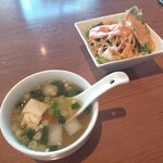 グッドフレンド タイ・インド料理 - サラダとスープ スープはお代わり自由！豆腐とか入っていた\(ᯅ̈ )/ わぉ   サラダのドレッシングはかかりすぎだな(￣▽￣;)