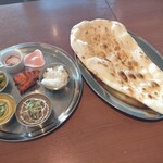 グッドフレンド タイ・インド料理 - ２種盛りカレーセット1100円（税込）  ナンorライスだけど、どちらも付いてきたΣ(⊙ω⊙)  ナンは1回だけお代わり自由