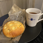 ホテルユニゾ - 料理写真:参考写真、部屋でニシトミヤのフォカッチャと部屋に用意された紅茶で