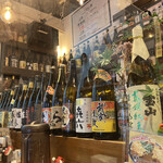 うどん居酒屋 江戸堀 - 美味そうな芋焼酎が並んでいる