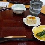 氷 うめもと屋 - 先付け：ごま豆腐          箸休め：野沢菜
