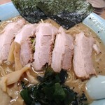 ラーメンショップ - チャーシュー近景。この下に大量のネギが入っている。