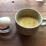 グラスホッパーカフェ - 温泉卵とコーンスープ