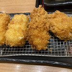 新宿さぼてん むさし村山イオンモール店 - カニクリームコロッケ2個と牡蠣フライ2個