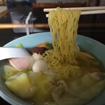 梅林食堂 - 五目ワンタンメンの麵リフト