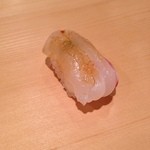 すし 豊倉 - 今、間違いなく
      名古屋一番の鮨屋
      (￣▽￣)
      まずは鯛から！