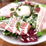 イレール人形町 - 自家製ハムと生ハム ，半熟玉子の野菜サラダ リンゴドレッシング