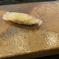 鮨 難波 - 鯛　少し水分が抜け、鯛の香りが濃い〜期待値抜群の最初の一品