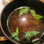 はせ川 - 赤だしのなめこ味噌汁。