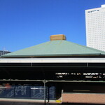 はせ川 - ホームから望む国技館の屋根。