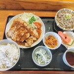 力鶴 - 焼肉定食！肉のボリュームが凄いが豊富な野菜や果物があるので罪悪感無いですね！